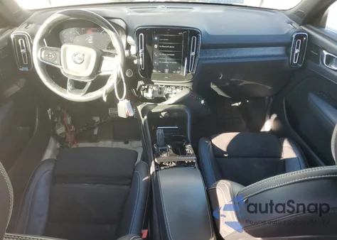 2021 Volvo Xc40 T5 R-Design z USA, uszkodzony, nr VIN YV4162UM4M2438054